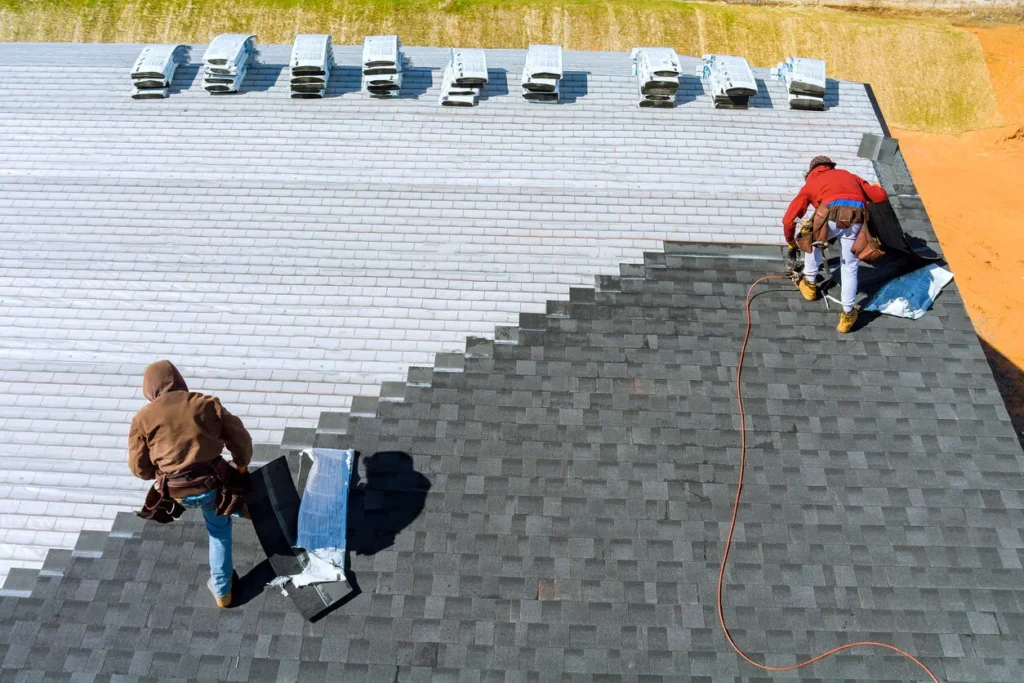 Equipo de Quality Roofing Company con pancarta de 47 años de experiencia