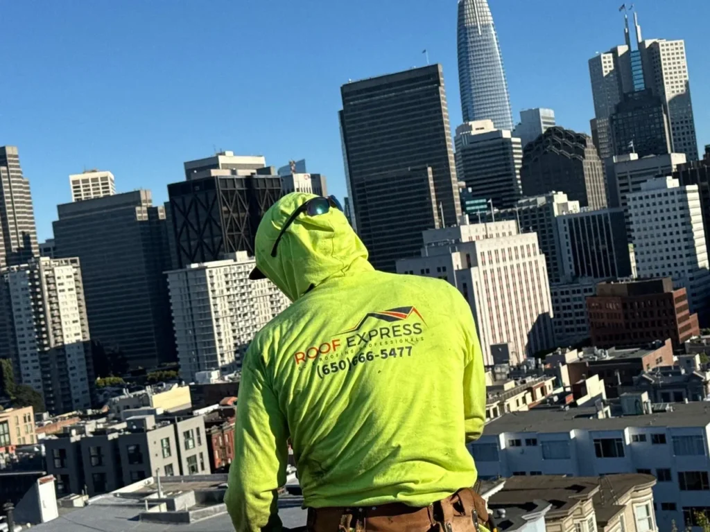 Equipo de respuesta de emergencia ROOF EXPRESS en techo de San Francisco